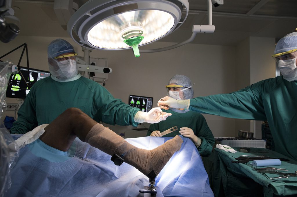 Surgeons operate on ACL patient